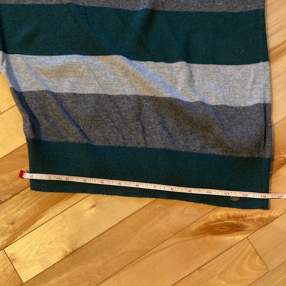 Small Guess Off-the-Shoulder short-sleeved sweater in great pre loved condition - Picture 5 of 7